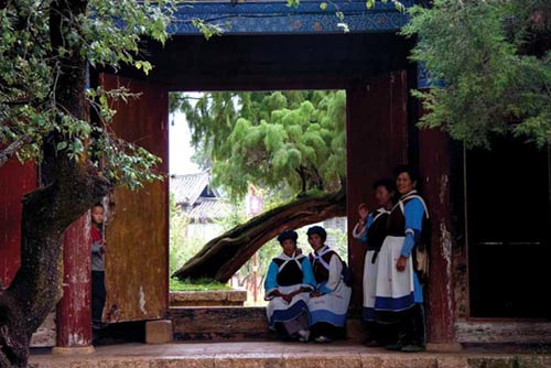 "Naxi women in traditional dress" Lijiang , Yunnan, image page